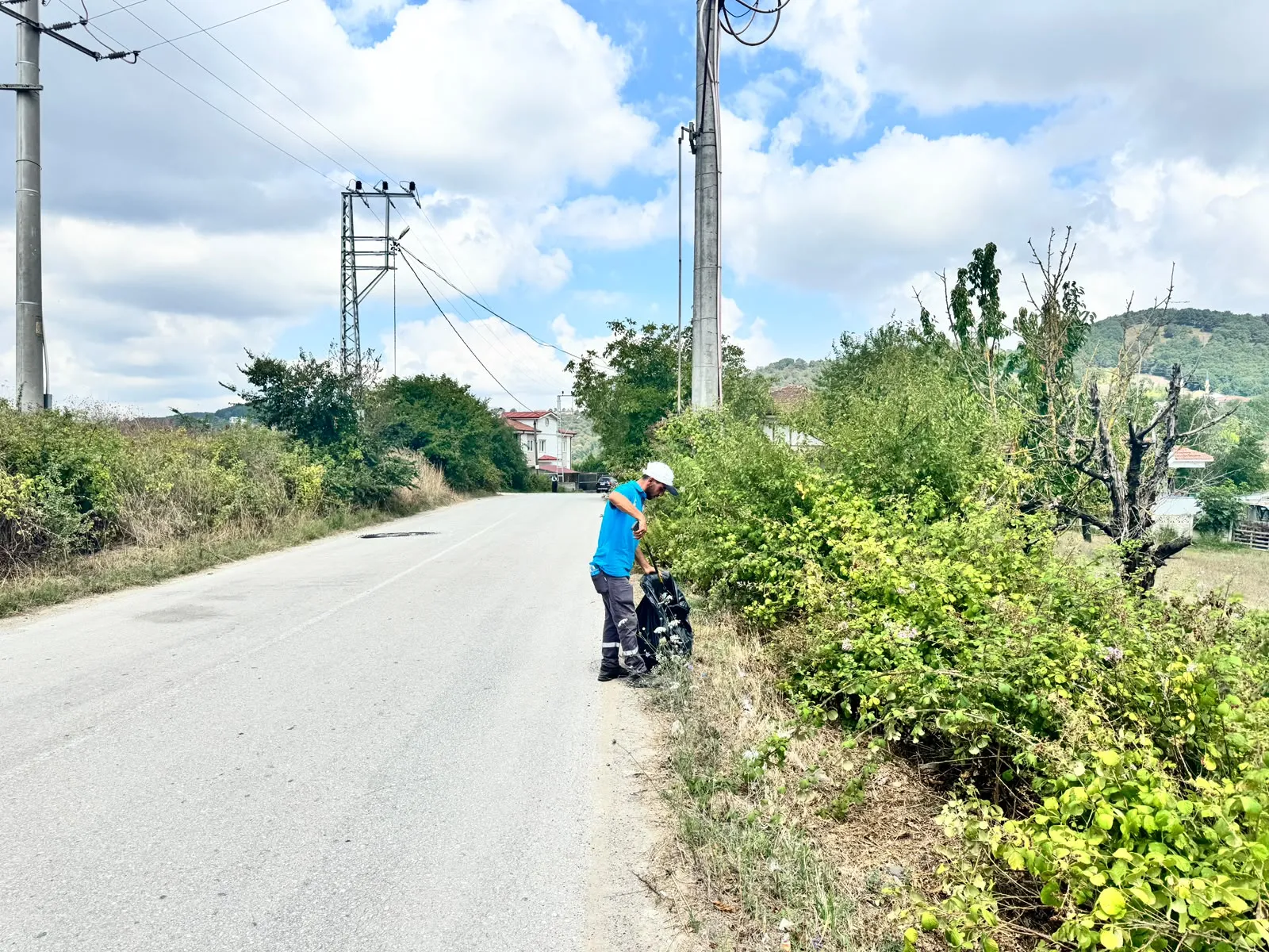 Serdivan’da Yol Kenarlarında Temizlik Mesaisi