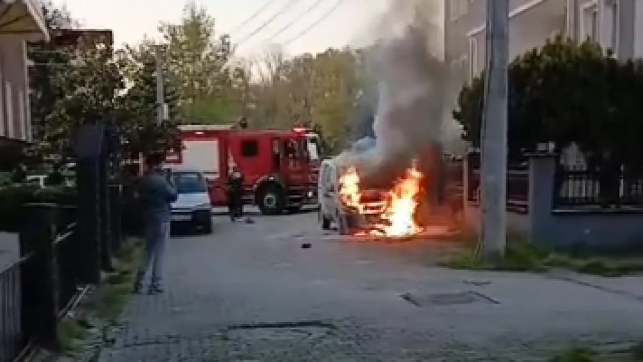 Park halindeki araç alevlere kapıldı