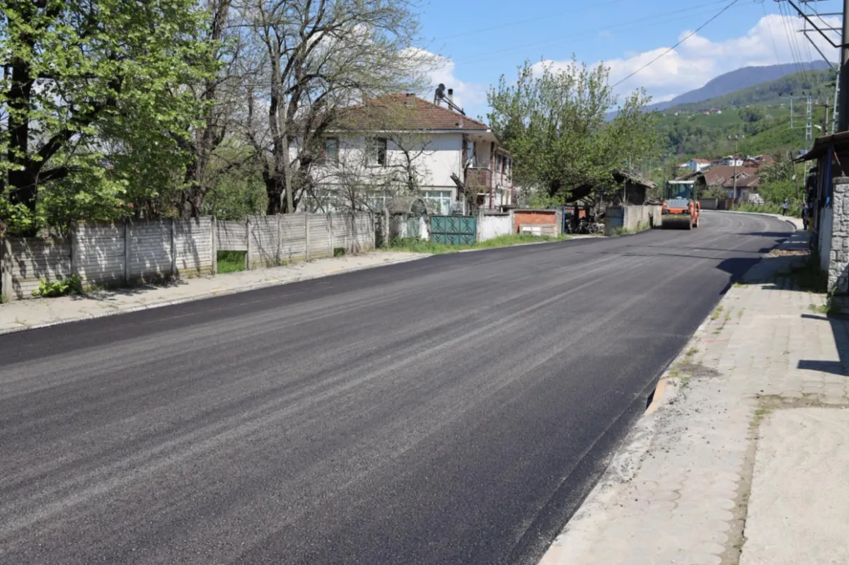 Akyazı’da 3 Mahallede 8 Kilometrelik Yol Sıcak Asfaltla Yenileniyor