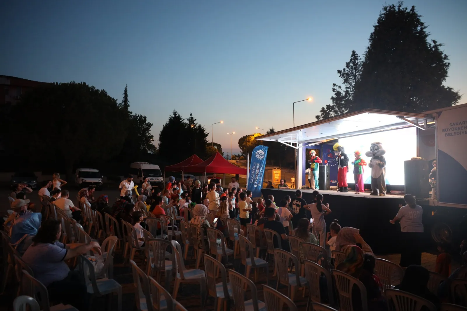 Mutluluk Tırı mahalle mahalle geziyor