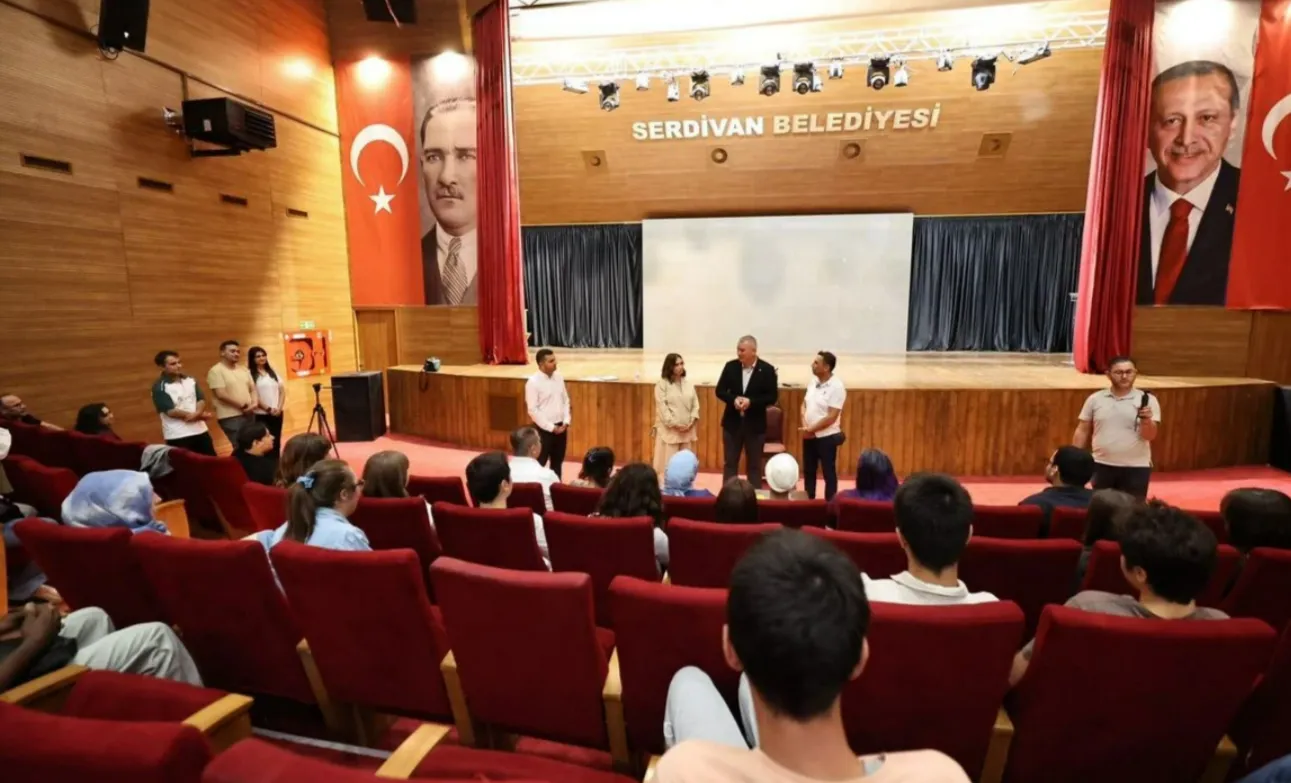Tiyatro ile Kendini İfade Et: Serdivan'daki Gençler İçin Eğitim Programı!