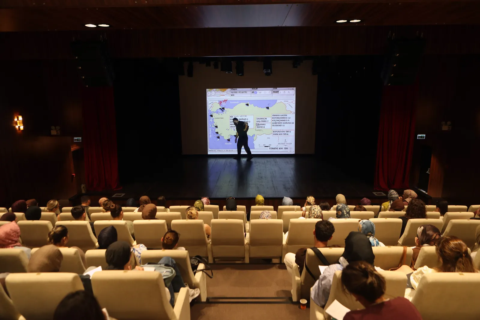 Büyükşehir’in KPSS adayları için destek programı AKM’de başladı