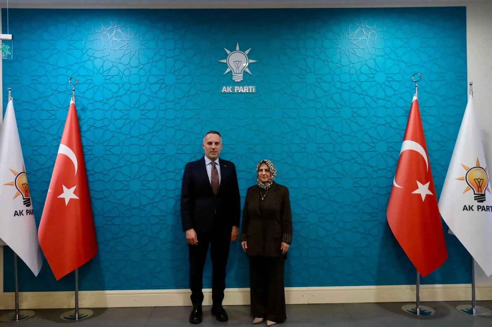 AK Parti Sakarya'da Hedefler Belirlendi: Yunus Tever'den Önemli Görüşmeler!