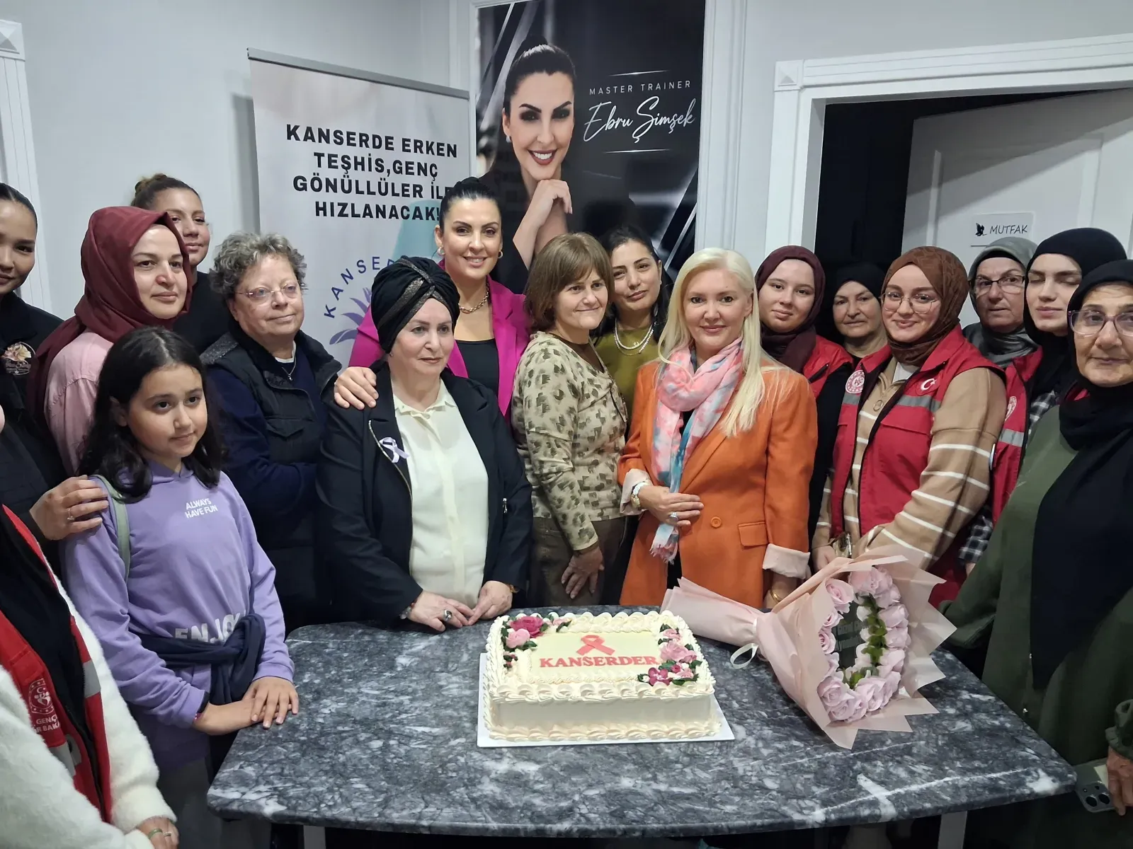 Sakarya’da kanserle mücadele eden kadınlara ücretsiz bakım ve moral desteği